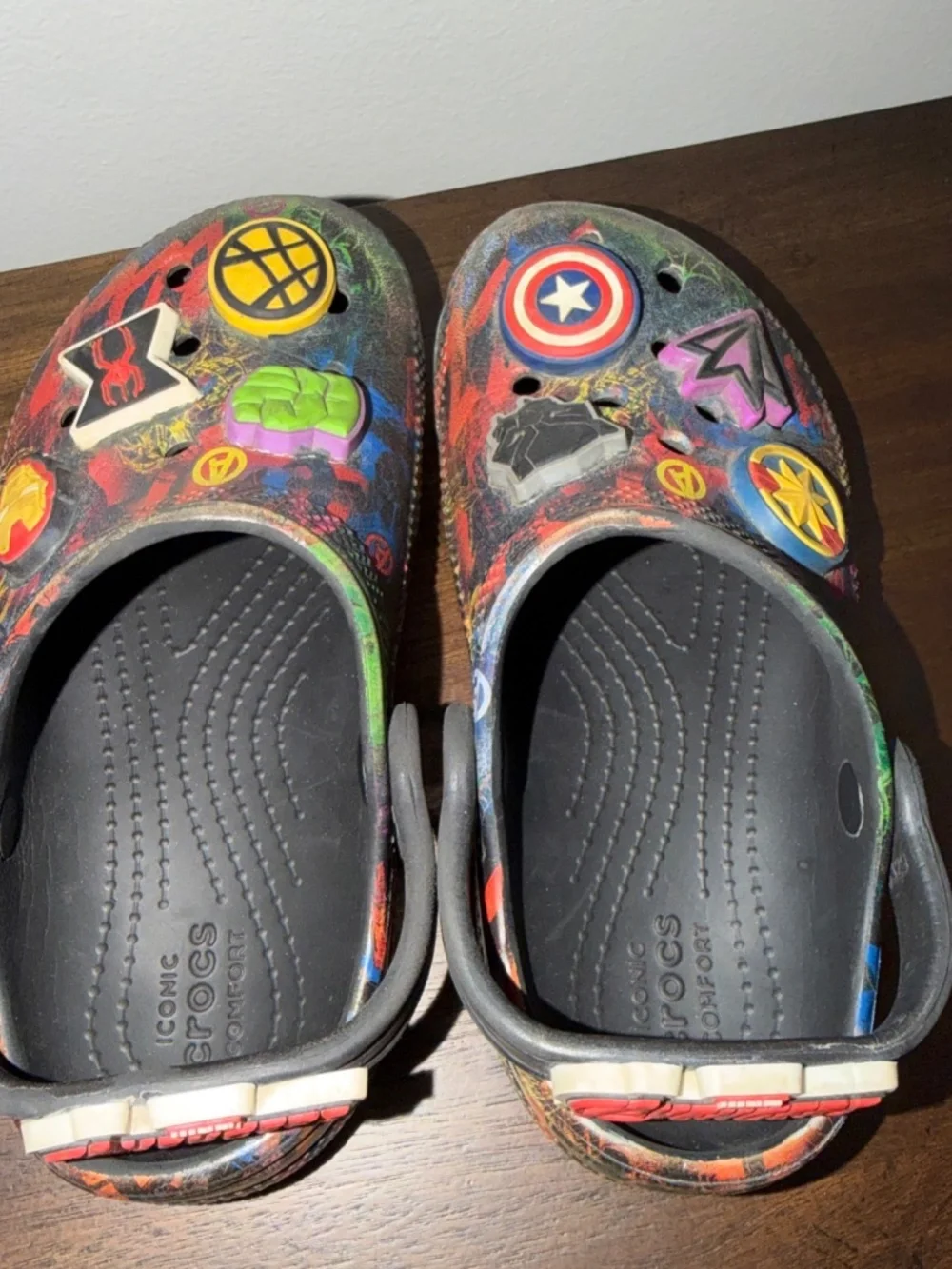 Crocs Marvel Avengers Unisex Kids w/ Marvel Symbol Charms Graffiti Style Sz C 11